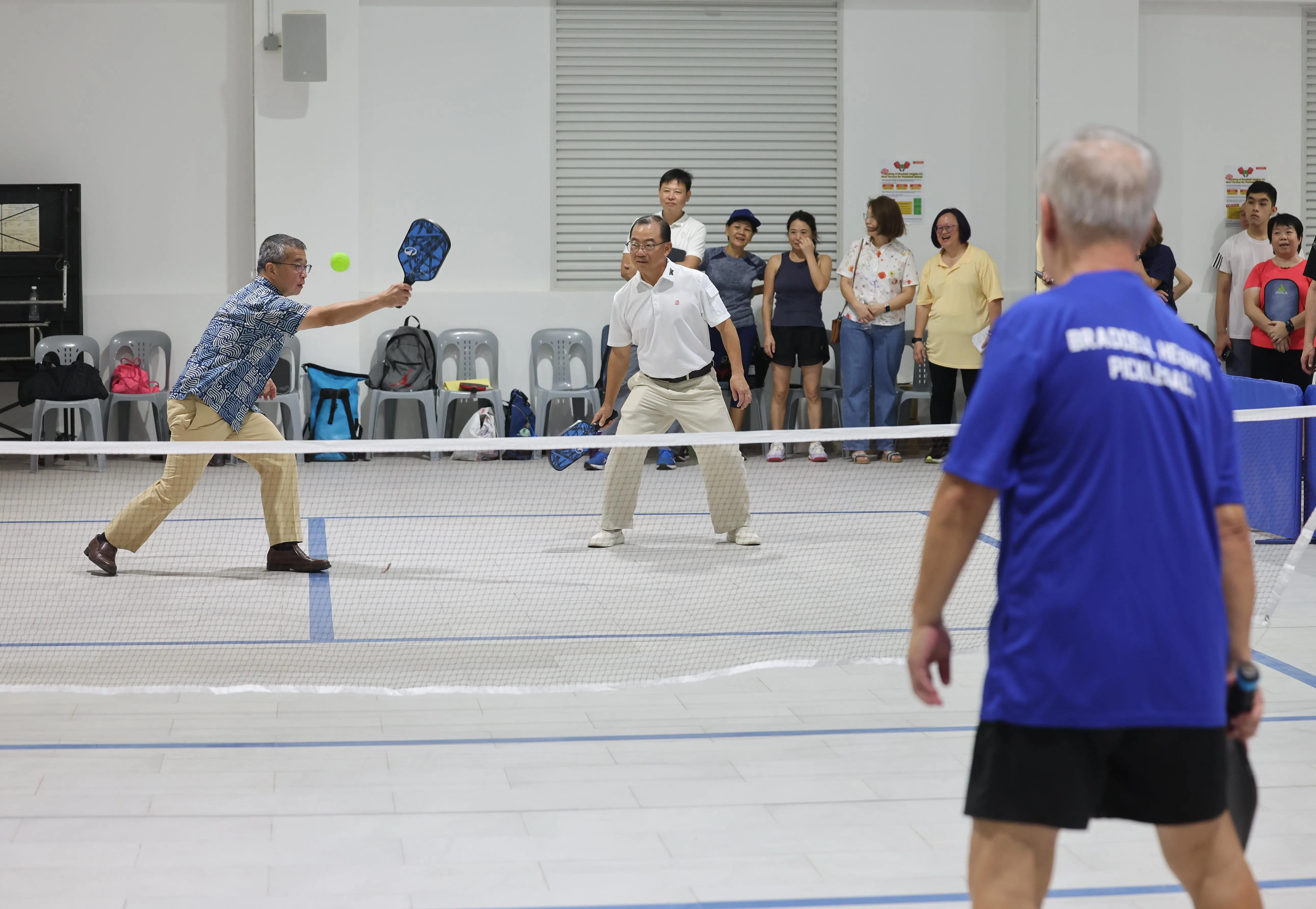 人民协会副主席、律政部长兼内政部第二部长唐振辉（左一），连同马林百列—布莱德岭集选区议员谢健平（左二）在新场地试玩匹克球。（唐家鸿摄）