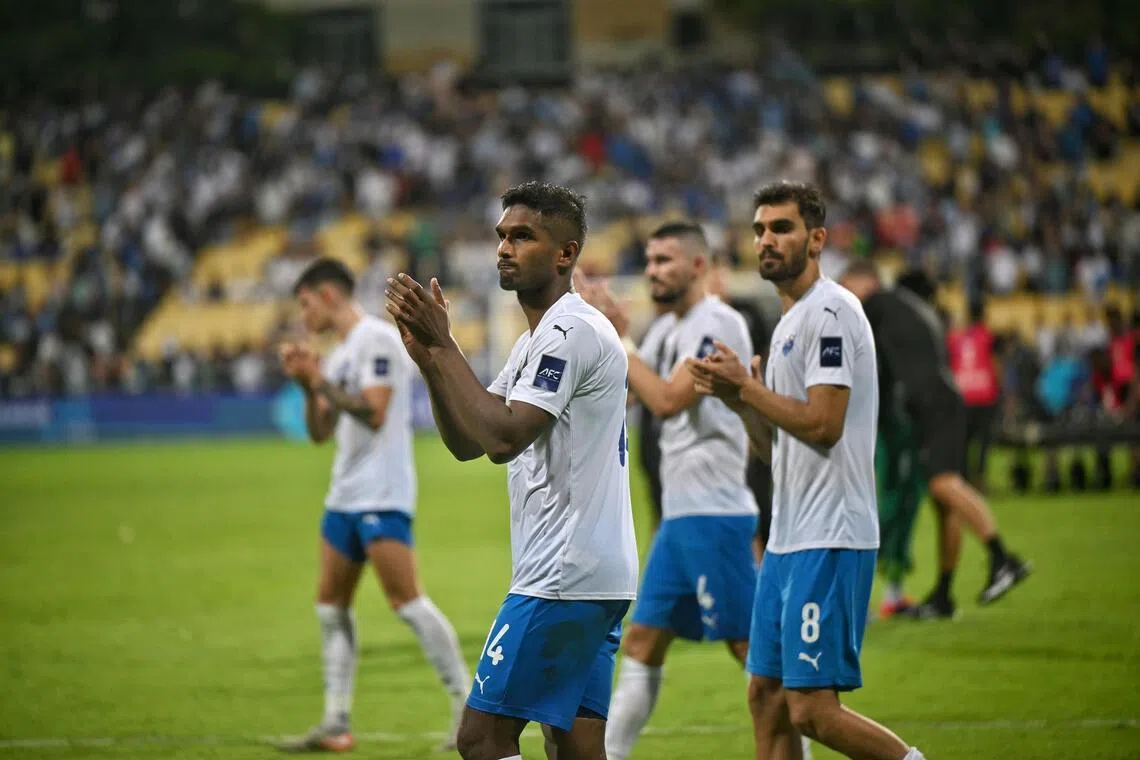 经过数年发展，狮城水手已成长为在东南亚具备相当竞争力的区域足球劲旅。图为水手在去年的亚冠二级联赛获得亚军后，队长哈里斯（前）和队员们在碧山体育场谢场。（档案照片）