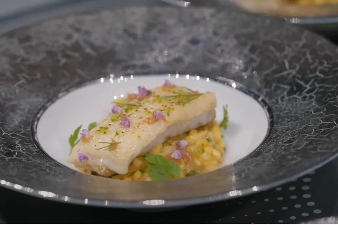 奶皮子鲛鱼烩饭，以新疆伊犁奶皮子入菜。（视频截图）