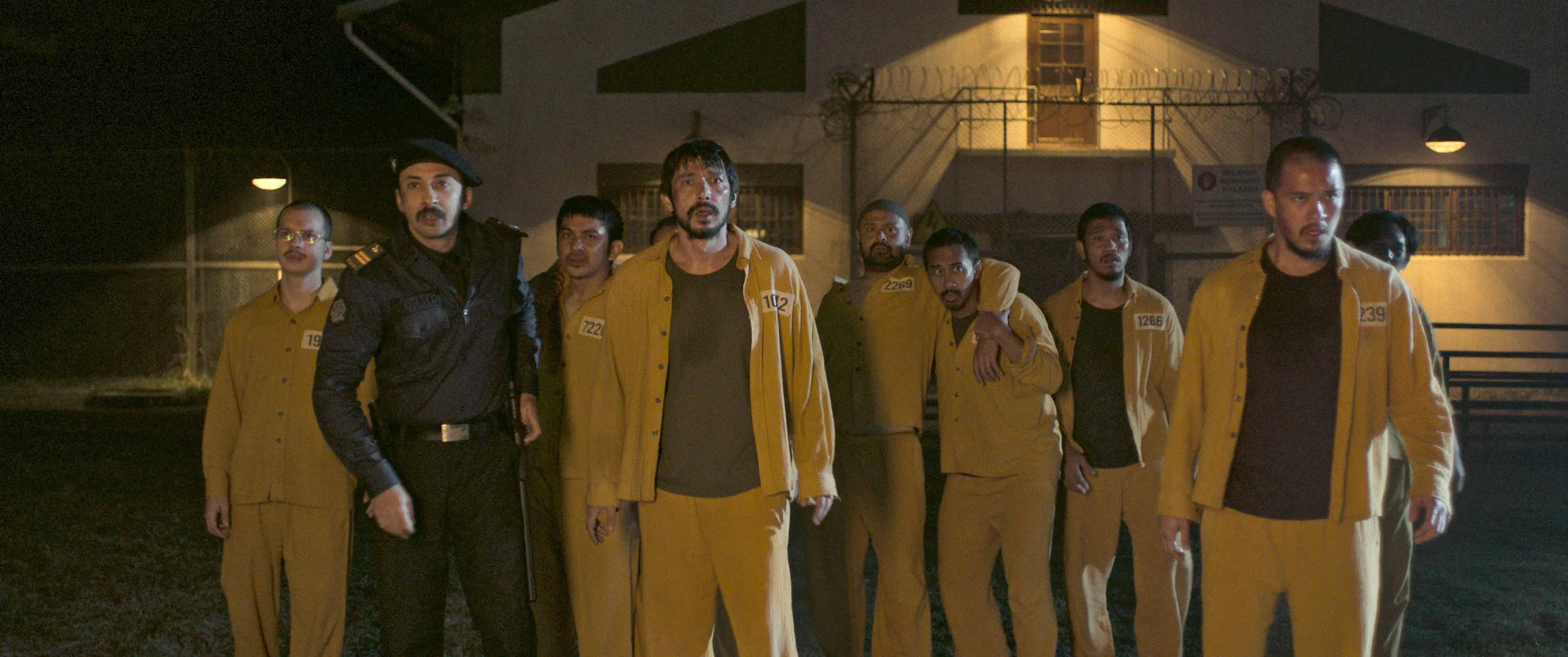 Abimana Aryasatya（前排中）扮演在监狱里伸张正义的囚犯。（嘉华院线提供）