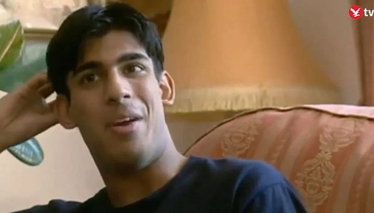 21岁的苏纳克在BBC影片中被问及“朋友圈”时说：“我有贵族朋友，我有上层阶级朋友，我有工人阶级朋友……呃，没有工人阶级。”（视频截取）