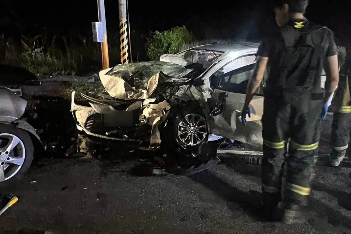 台东县成功镇发生小货车和轿车相撞的车祸，造成五人轻重伤，其中三人是在台湾旅游的新加坡人。（互联网）