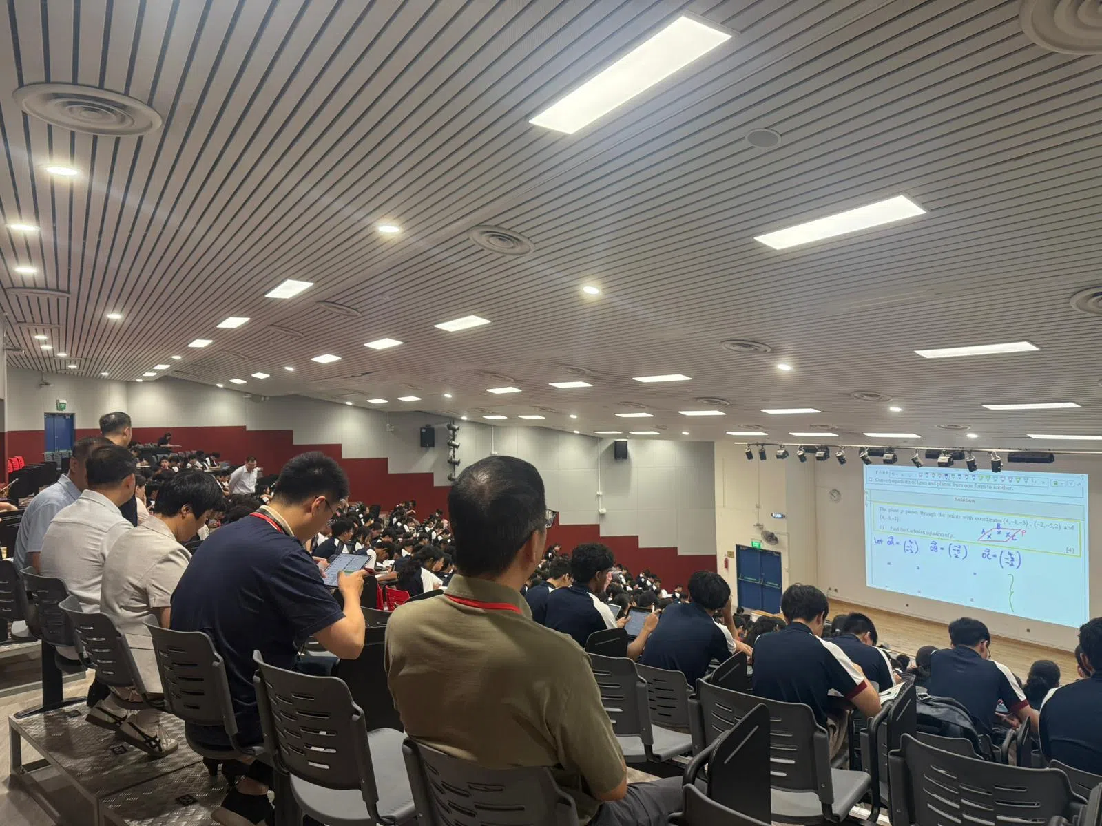 访问团在讲堂与学生一同旁听数学课。（淡滨尼美廉初级学院提供）