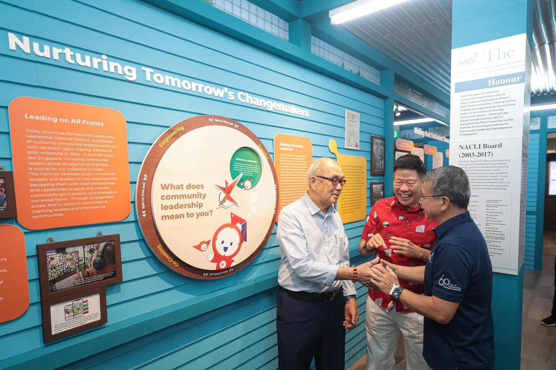 陈惜生（中）与谢曼祺（左）在1960年代加入人协，是首批组织秘书，两人当年一起在国家社区领袖学院受训。人协副主席、律政部长兼内政部第二部长唐振辉（右）参观展览时，与他们交谈。（李冠卫摄）