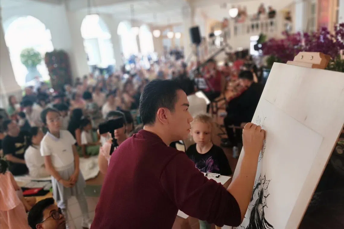 林宝华在莱佛士酒店现场作画。（受访者提供）