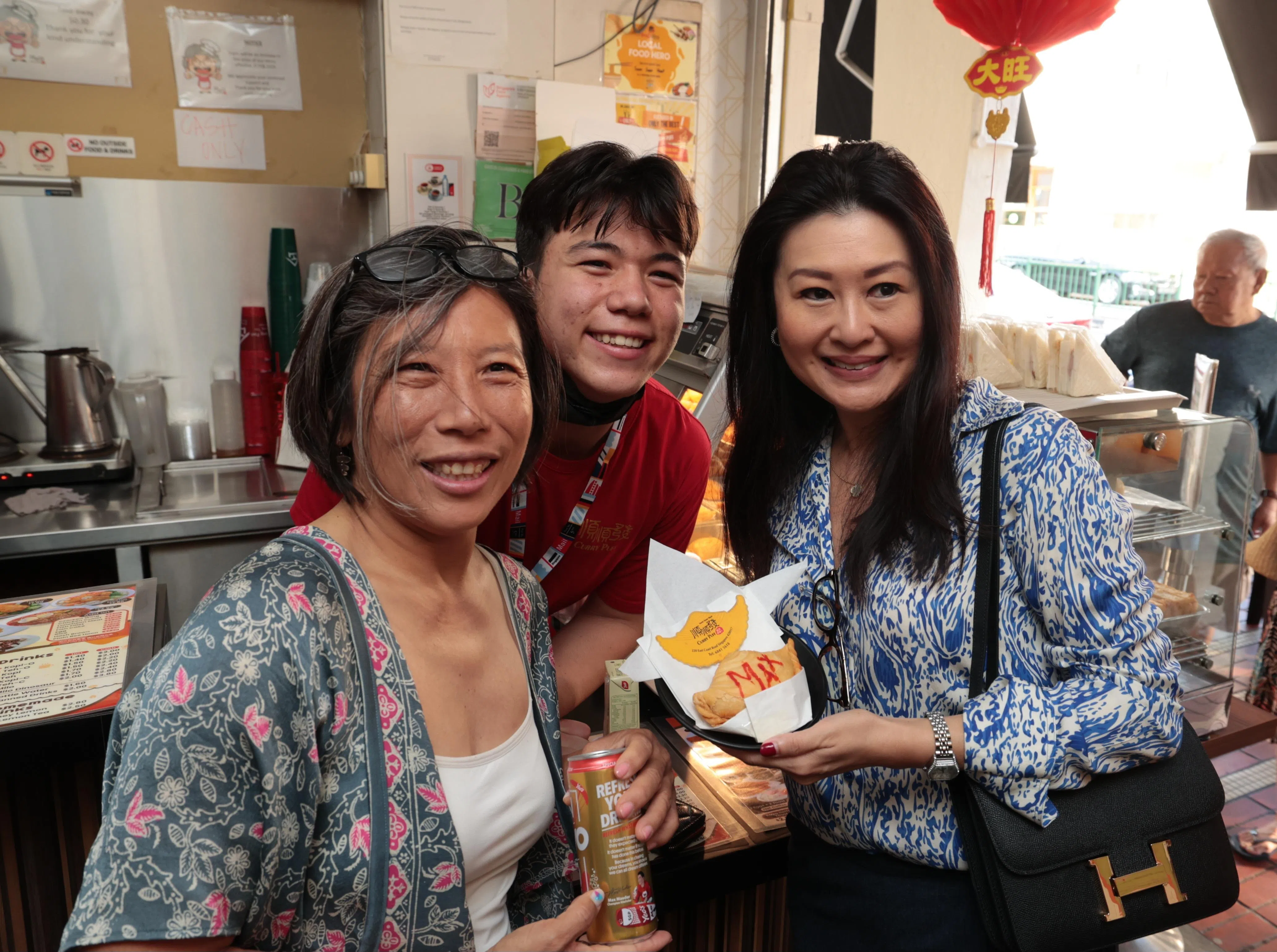 墨士廉（中）和母亲丁慧卿（左）和施美伦合照。（梁麒麟摄）