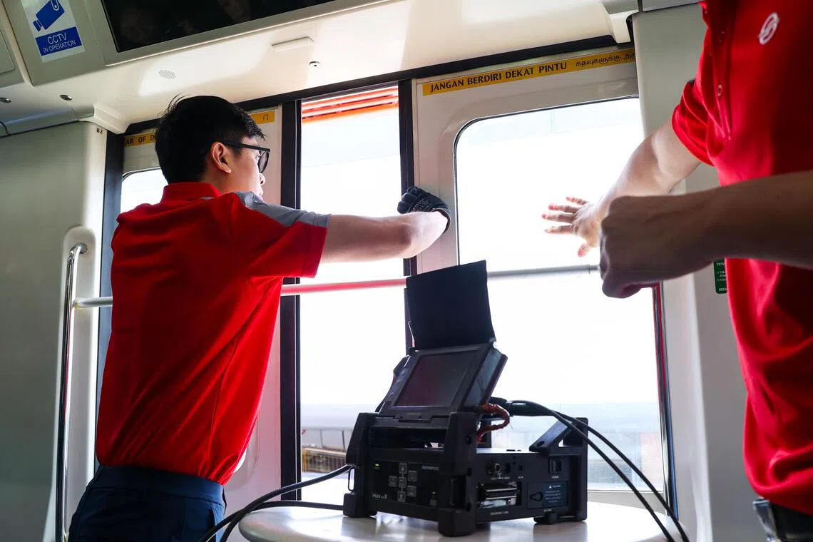 状态监测功能可分析车门的运作数据，判断具体出现异常的是哪个车门，协助维修团队缩小检查范围。SMRT工作人员随后在车厢内使用内窥镜（Boroscope）检查车门缝隙内部情况，查看是否存在异物、磨损或零件异常，在不拆卸车门组件的情况下进一步确认问题。（林明顺摄）