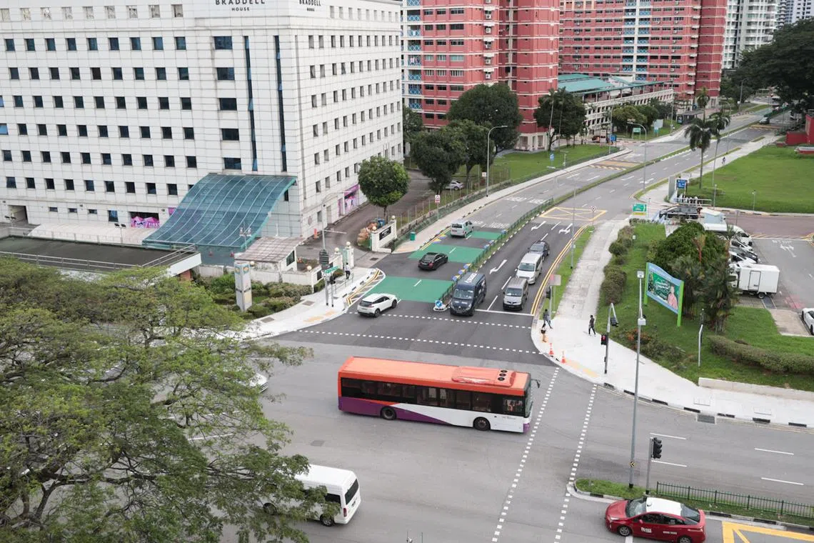 陆交局将在大巴窑2巷路口兴建高架有盖走道，衔接布莱德站B和C出入口，让公众不用担心日晒雨淋。预计工程明年中之前竣工。（李冠卫摄）