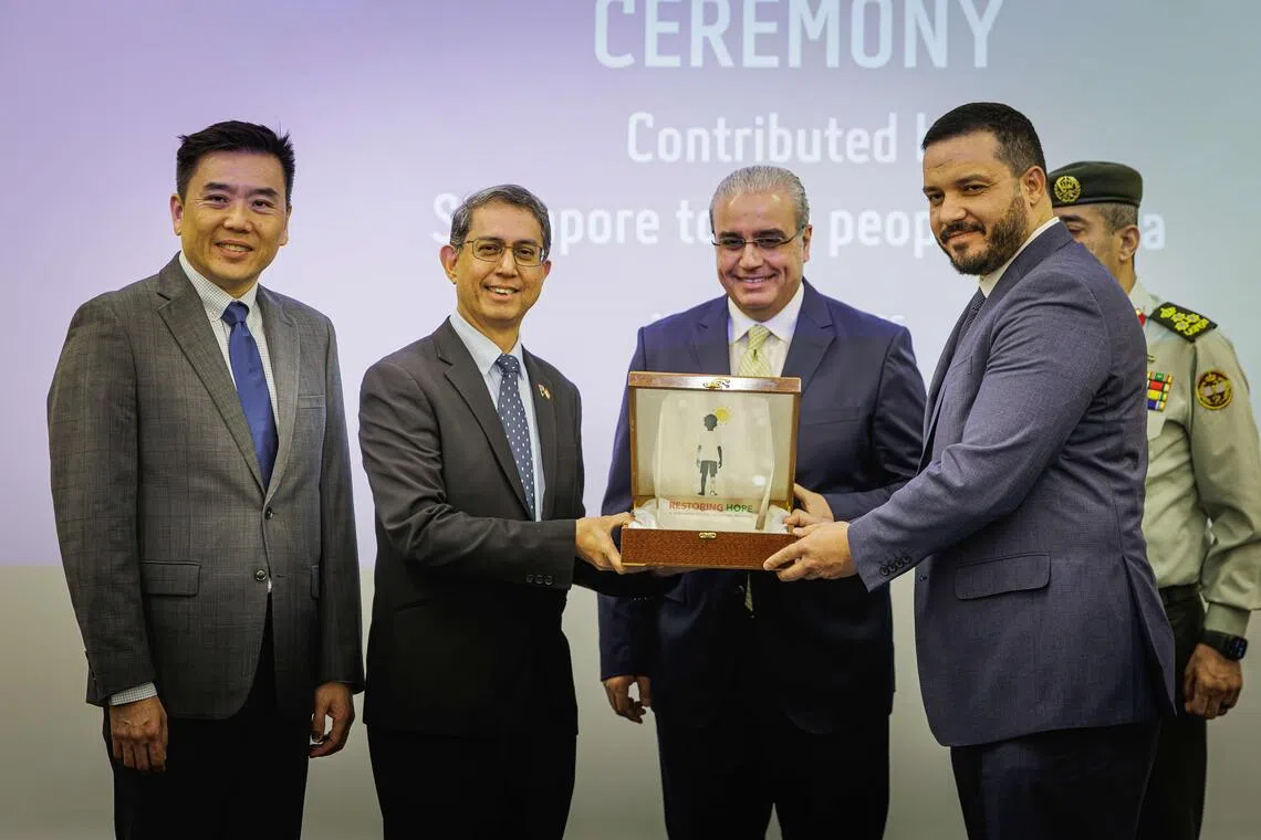 主管回教事务代部长兼内政部高级政务部长费绍尔副教授（左二），与约旦卫生部长依布拉欣·奥比多尔医生（右二）出席象征性义肢移交仪式。（数码发展及新闻部提供）