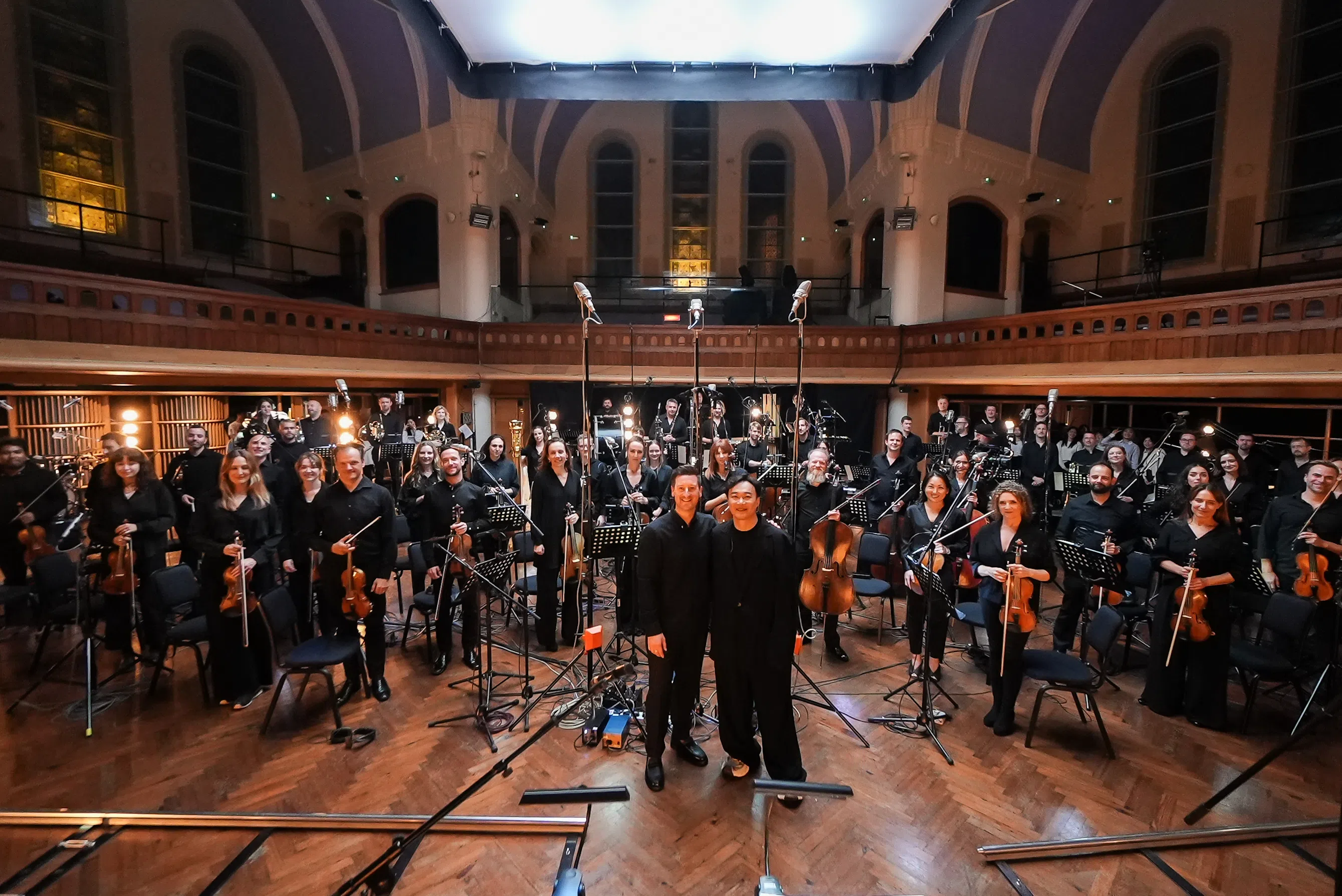 陈奕迅于AIR Studios与60位顶级乐手组成的The Heritage Orchestra管弦乐团合作。（环球音乐提供）