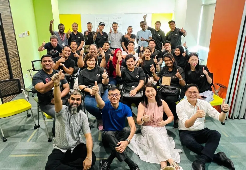 莎丽玛（第二排中）积极参与社工活动，希望能用余生时光尽可能回馈社会。（受访者提供）