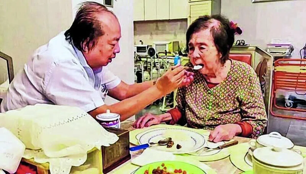 母亲中风后，翁俊民时常亲自照顾她，除了喂食，还替她染发、梳头。（图/受访者提供）