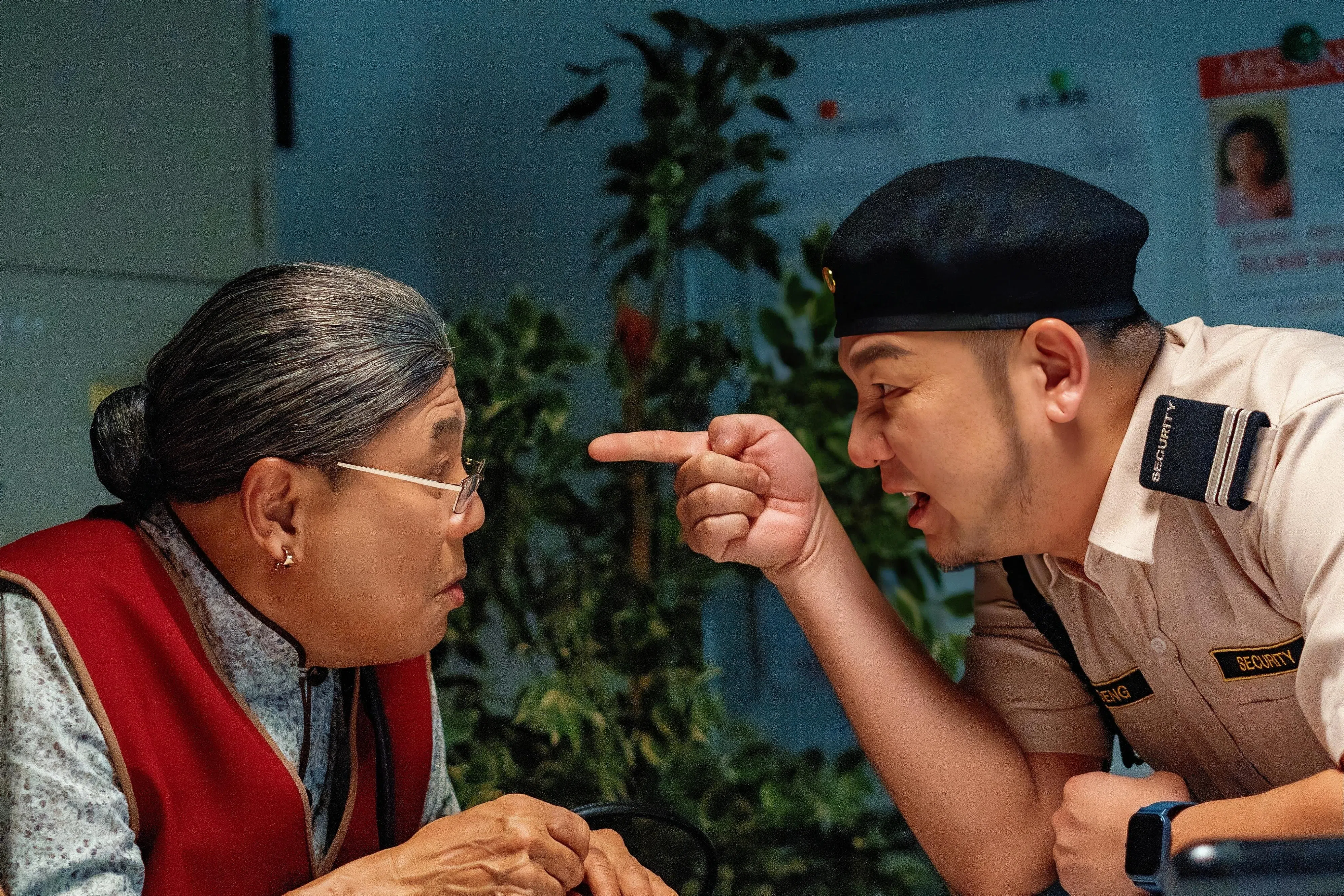 新马两大喜剧大咖笑说，一穿上戏服角色就“上身”。（嘉华院线提供）