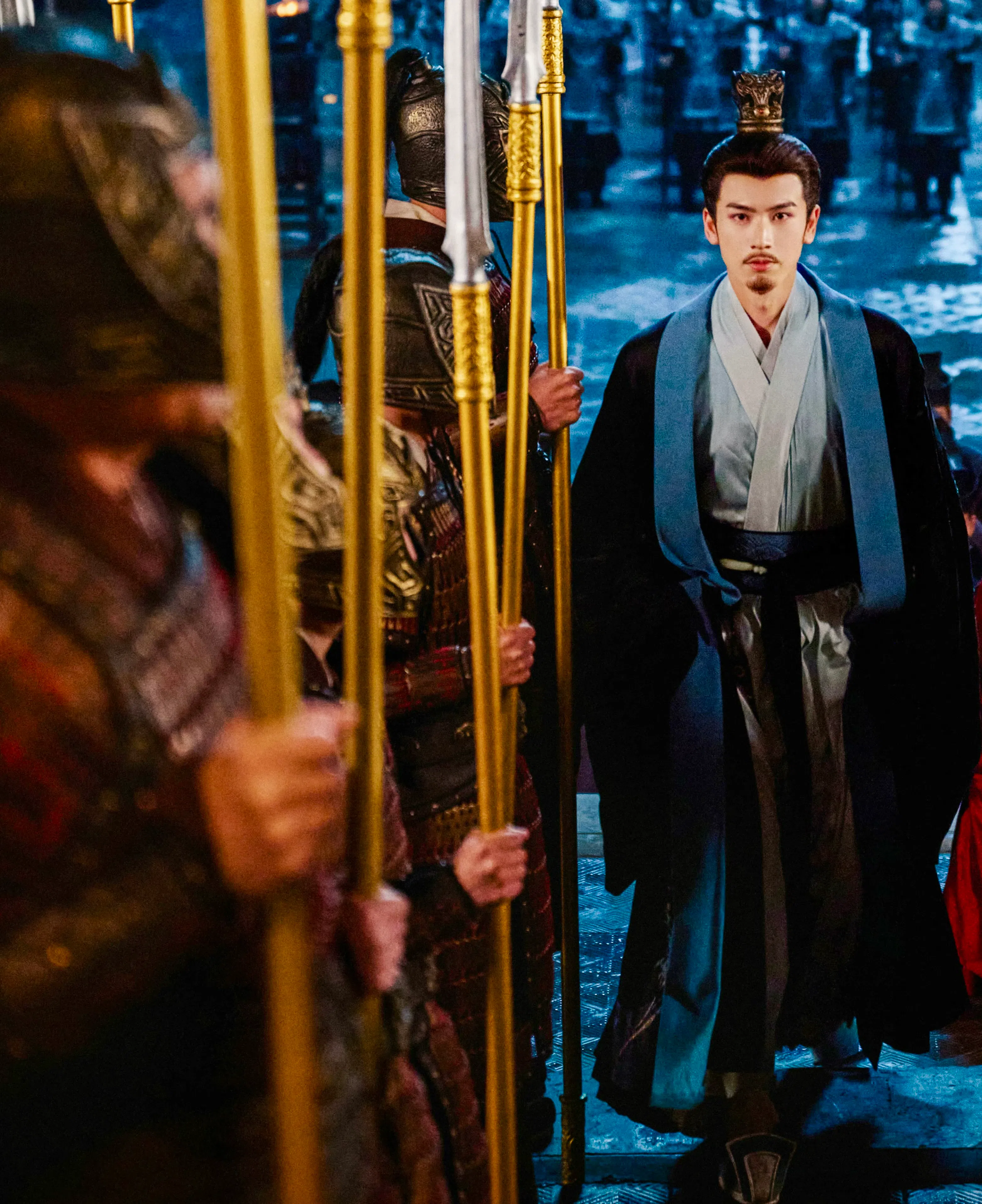 张凌赫第一集顶着胡子造型登场，饰演40岁的驸马裴文宣。（互联网）