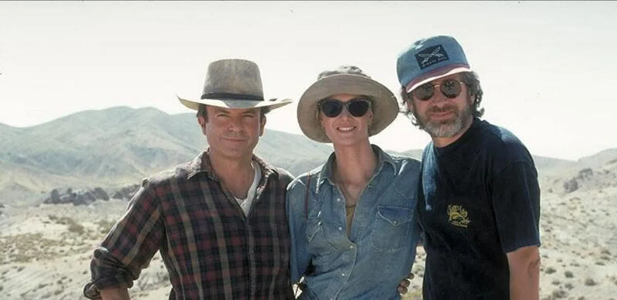 萨姆尼尔（左起）、罗拉邓恩与1993年《侏罗纪公园》导演史提芬司匹堡合影。（互联网）