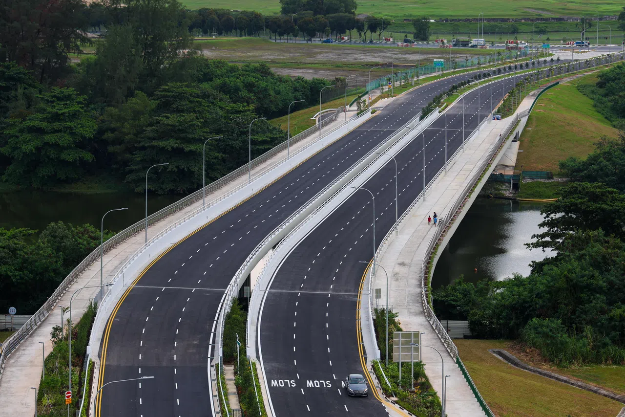 榜鹅这座新的跨河公路长约210米，双向各有三条车道，两侧也有可供行人和脚踏车通行的步道。（林明顺摄）