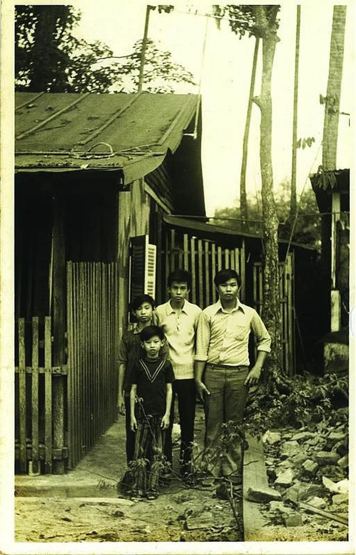 张美昌的童年在杨厝港农村度过，父亲是胶工，一家九口住在只有两个房间的亚答屋。（图/受访者提供）