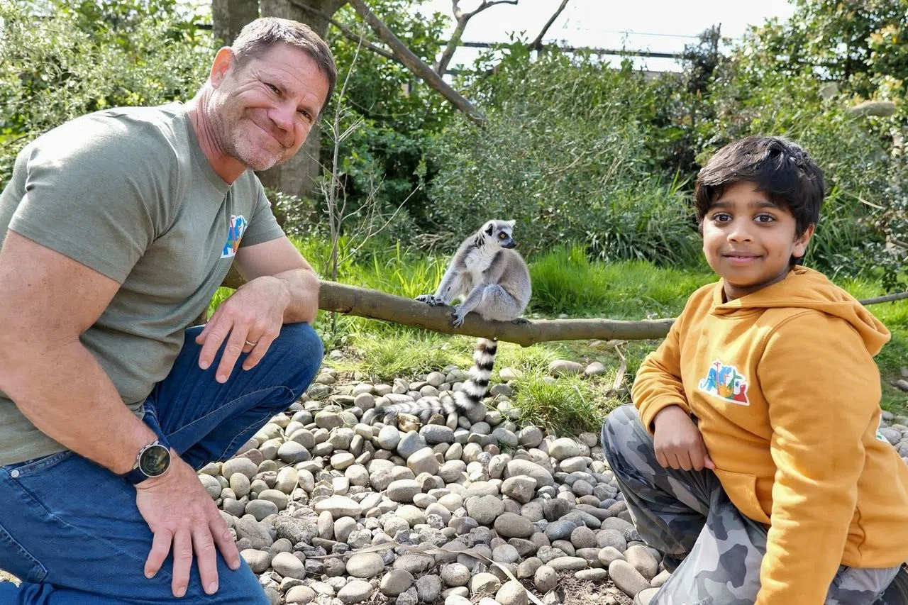 Steve（左）和Aneeshwar带观众认识各种惊奇动物。（BBC CBeebies提供）
