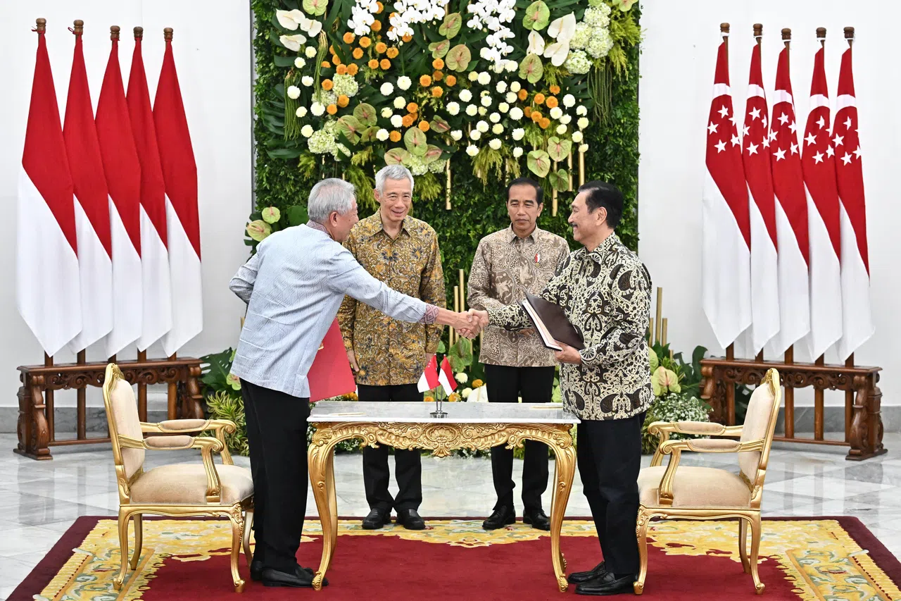 我国和印尼在李显龙总理（左二）和印尼总统佐科（右二）的见证之下，签署两项谅解备忘录，其一由国务资政兼国家安全统筹部长张志贤（左一）和印尼海洋事务与投资统筹部长卢胡特签署，两国将在红树林生态保护工作上展开合作。（海峡时报）