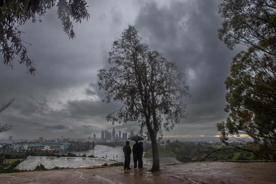 加利福尼亚州过去七天持续下暴雨，造成山洪、泥石流及大范围停电，部分高风险地区日前疏散居民以策安全。（法新社）