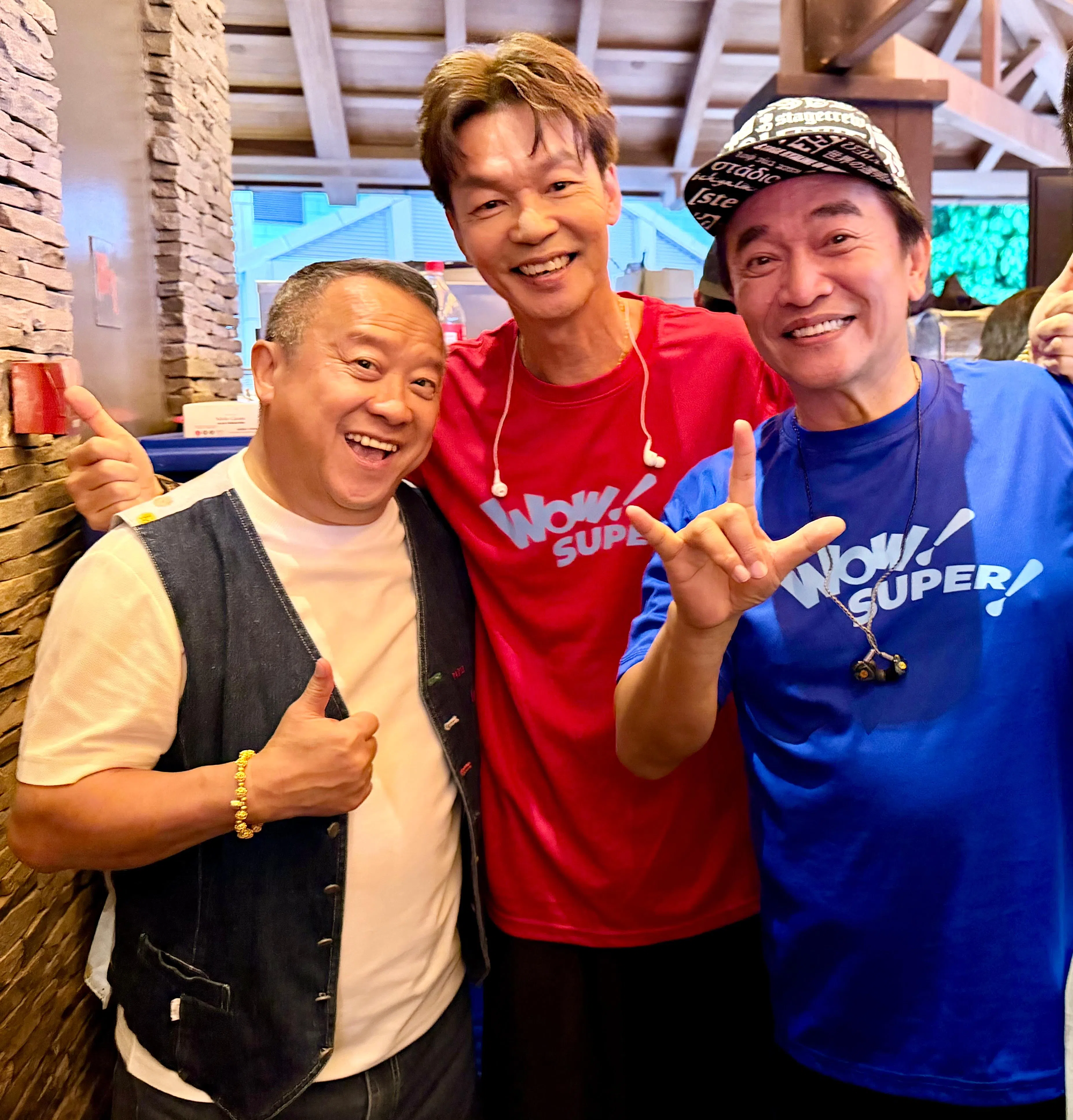 曾志伟（左起）与李国煌和吴宗宪碰面，新、台、港的“综艺天王”难得一聚。（主办方提供）