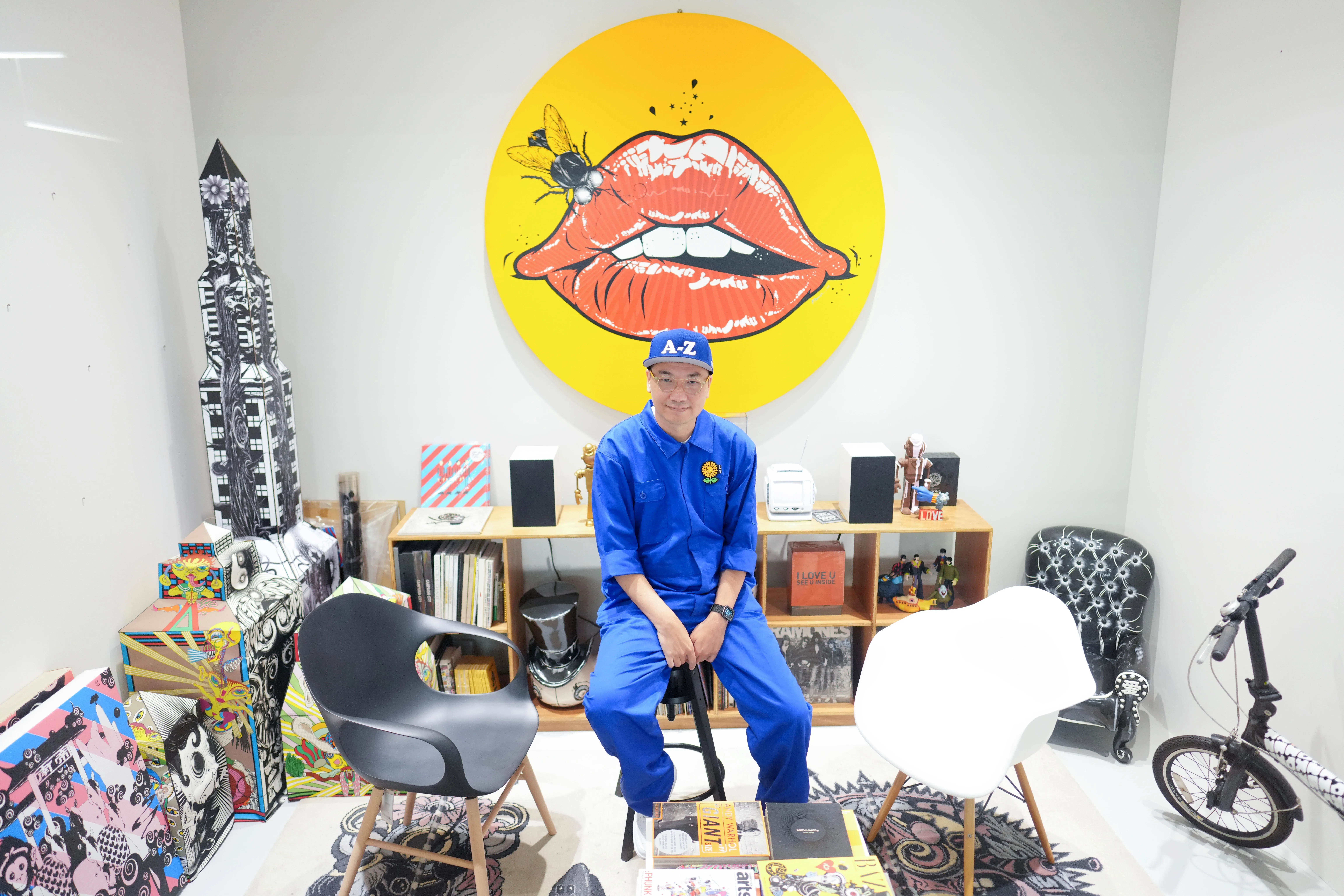 陈俊达身着Art-Zoo制服，坐在Phunk的展示空间里。两种截然不同的表达，是他的创意AB面。（何家俊摄）