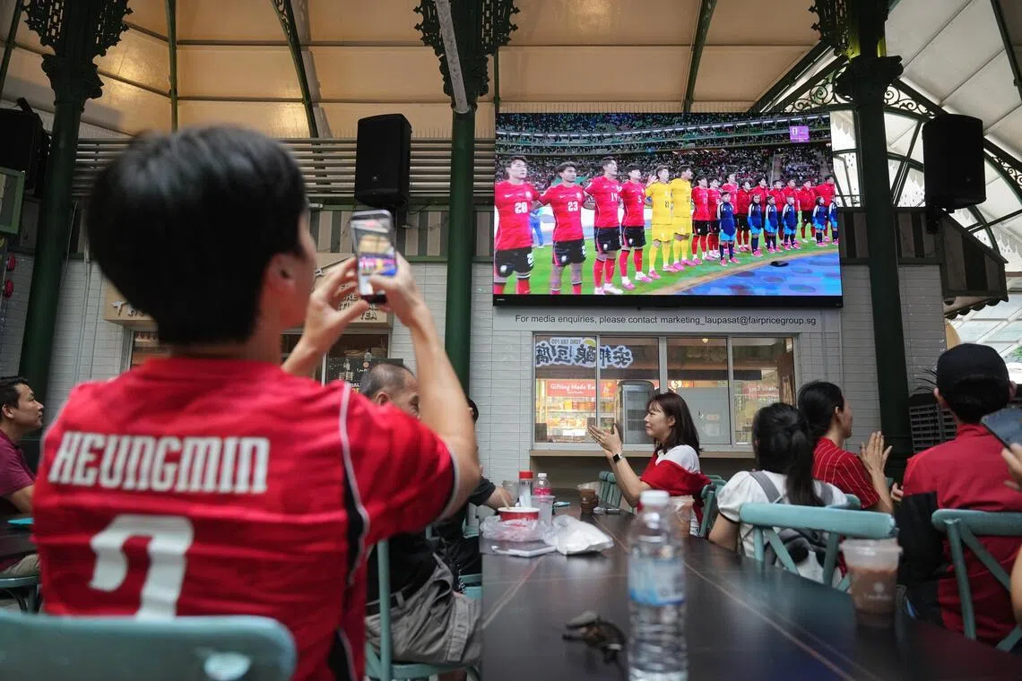 在星期五（6月12日）早上举行的韩国对捷克比赛，吸引多名球迷到老巴刹一同观赛。（谢智扬摄）
