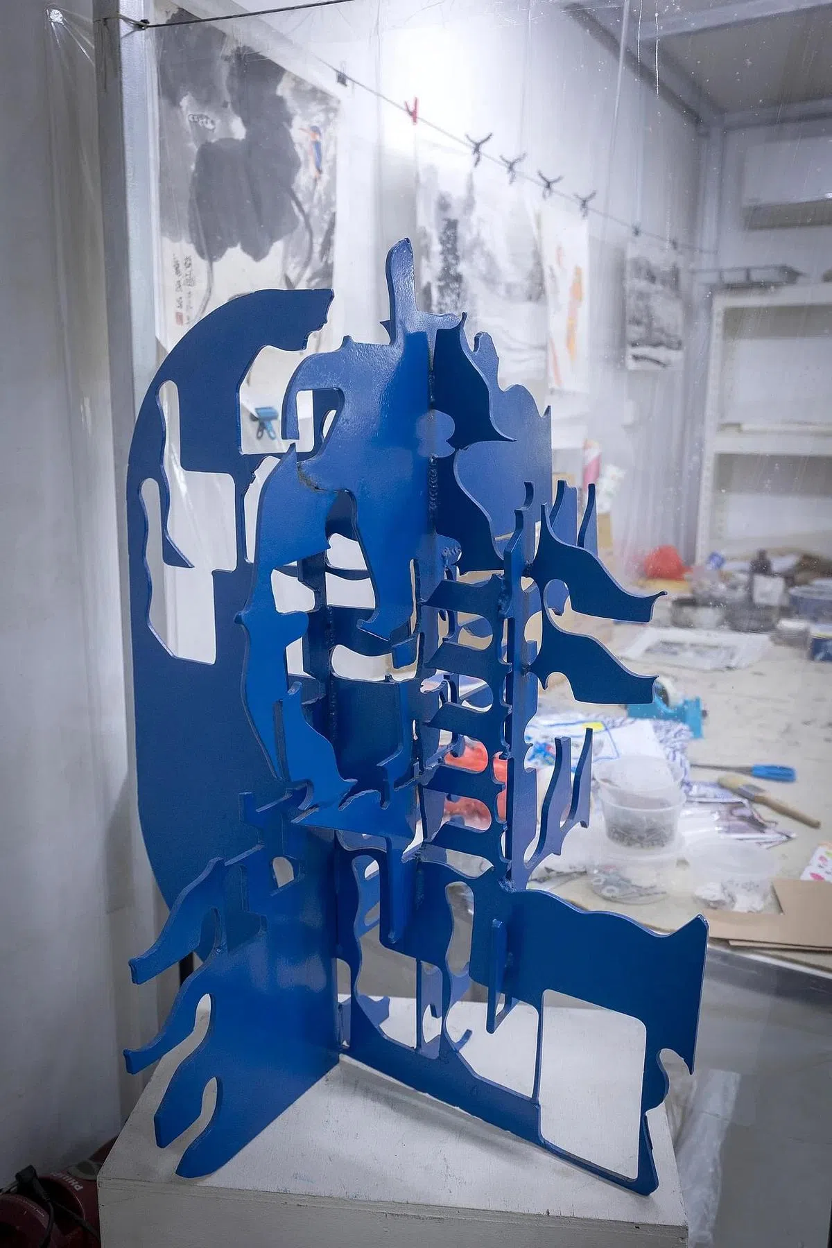 林龙成用建筑工地的现成物创作出得奖的软钢雕塑《成长》。（陈来福摄）