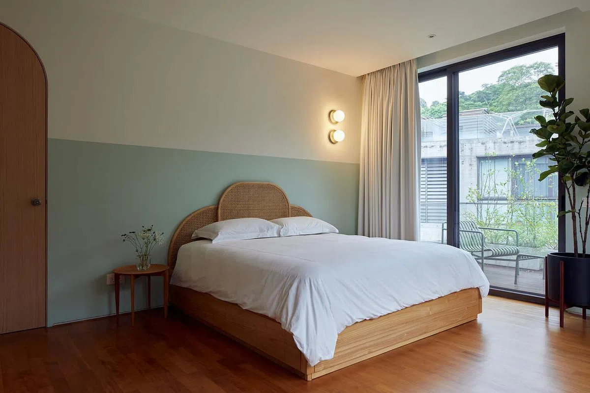 这款大小不一，层叠成双的椭圆藤编床头市面上买不到，是设计师为屋主量身定制的。