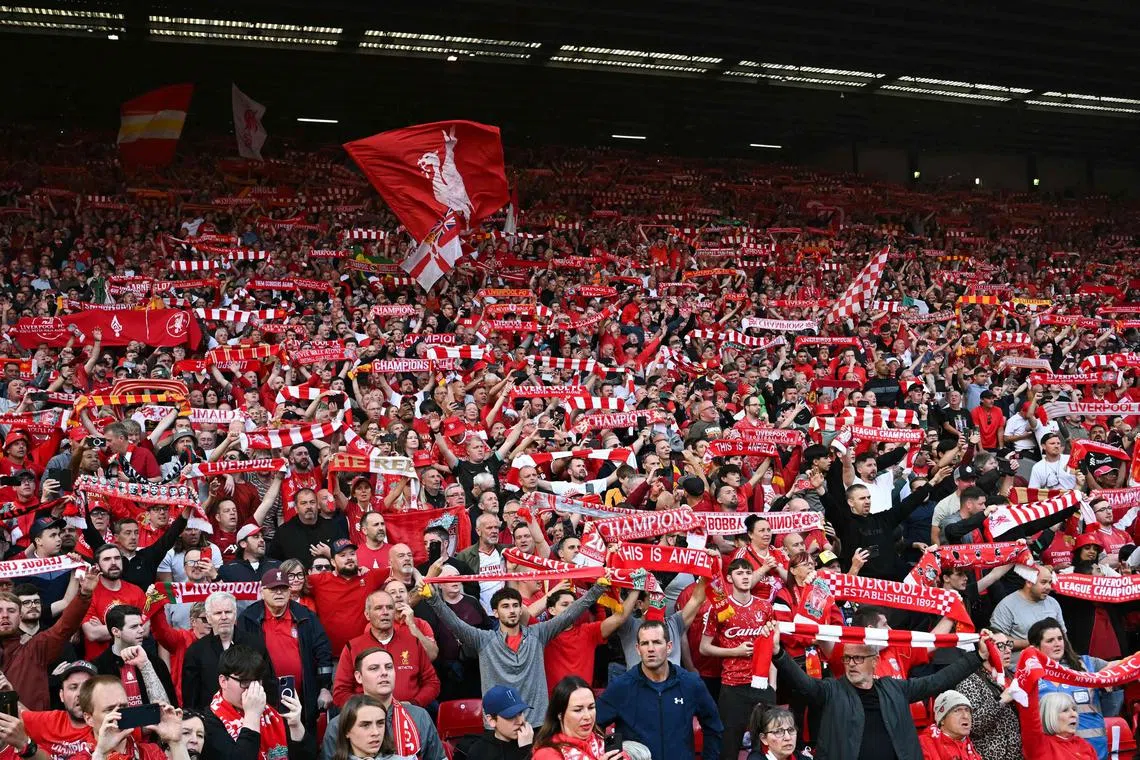 身穿红衣的主场球迷将安菲尔德染成了一片红色的海洋，并大声唱起球会队歌《你永远不会独行》。（法新社）
