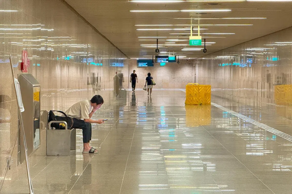 武吉班让地铁站通往C出口的途中设有座椅，除了可方便脚力不好的老人，其他乘客也可以坐下歇息或等人。（陈心媛摄）