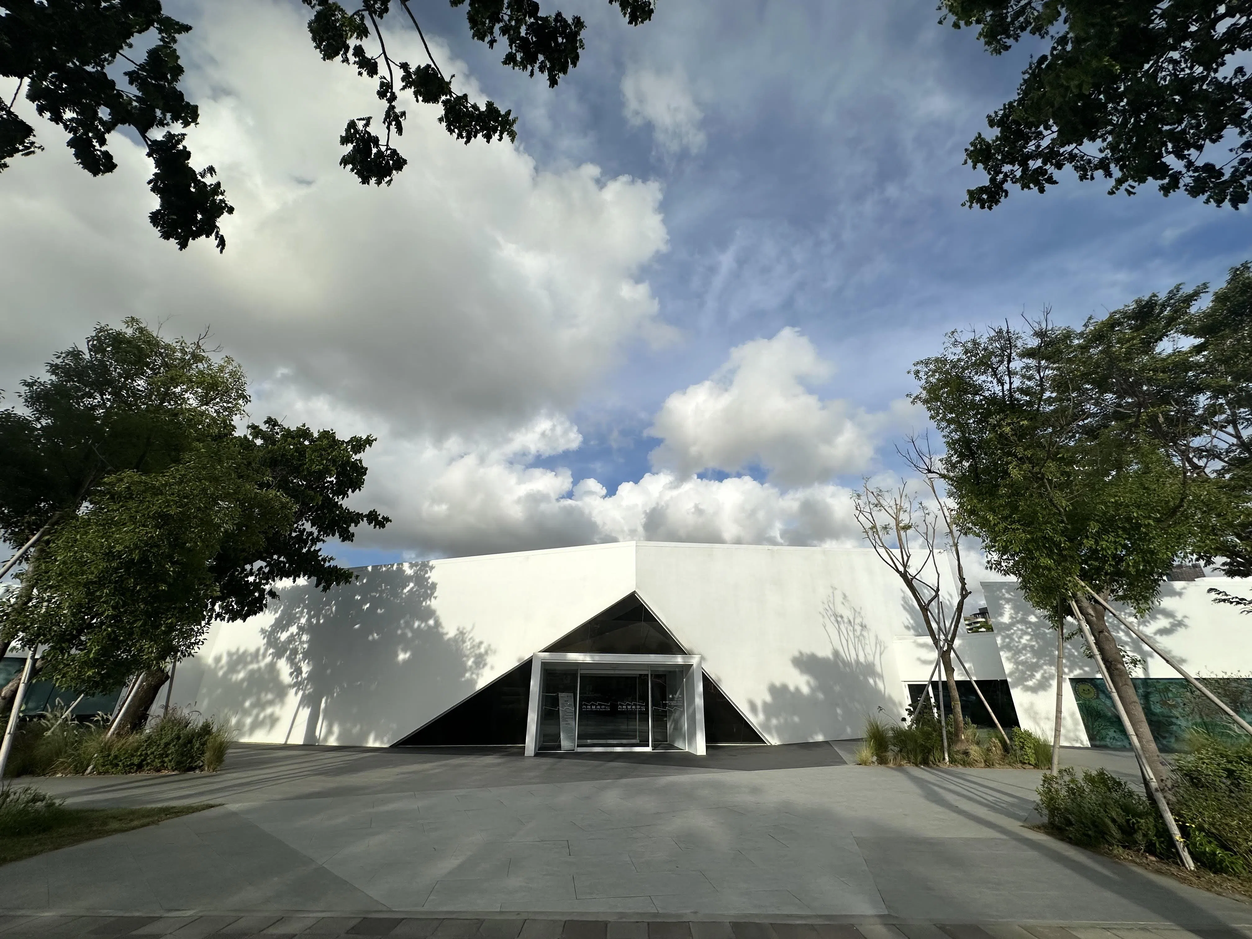 内惟艺术纯白建筑外观设计呼应柴山的起伏山峦。（黄向京摄）