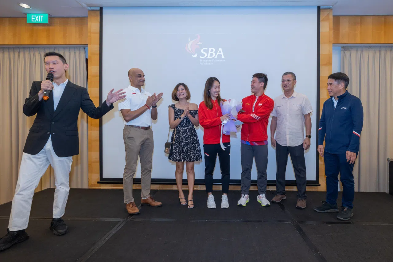 星期三是许永凯（右三）和陈薇涵（中）的结婚纪念日，他们除了收到奖金还有一束花。右一为我国羽总会长廖振兴。（吴先邦摄）