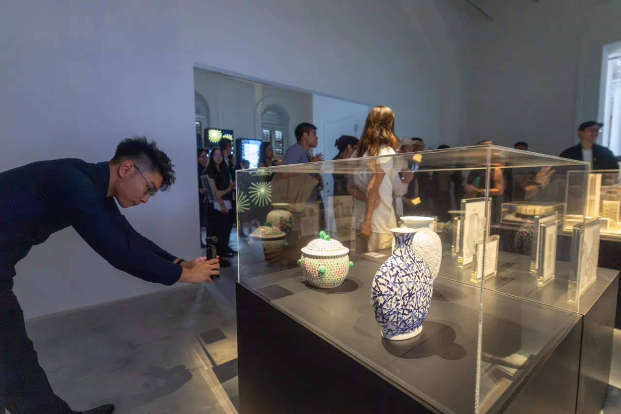 2018年总统设计奖年度设计师陈彦翰展出其创新诠释的瓷器。（吴先邦摄）