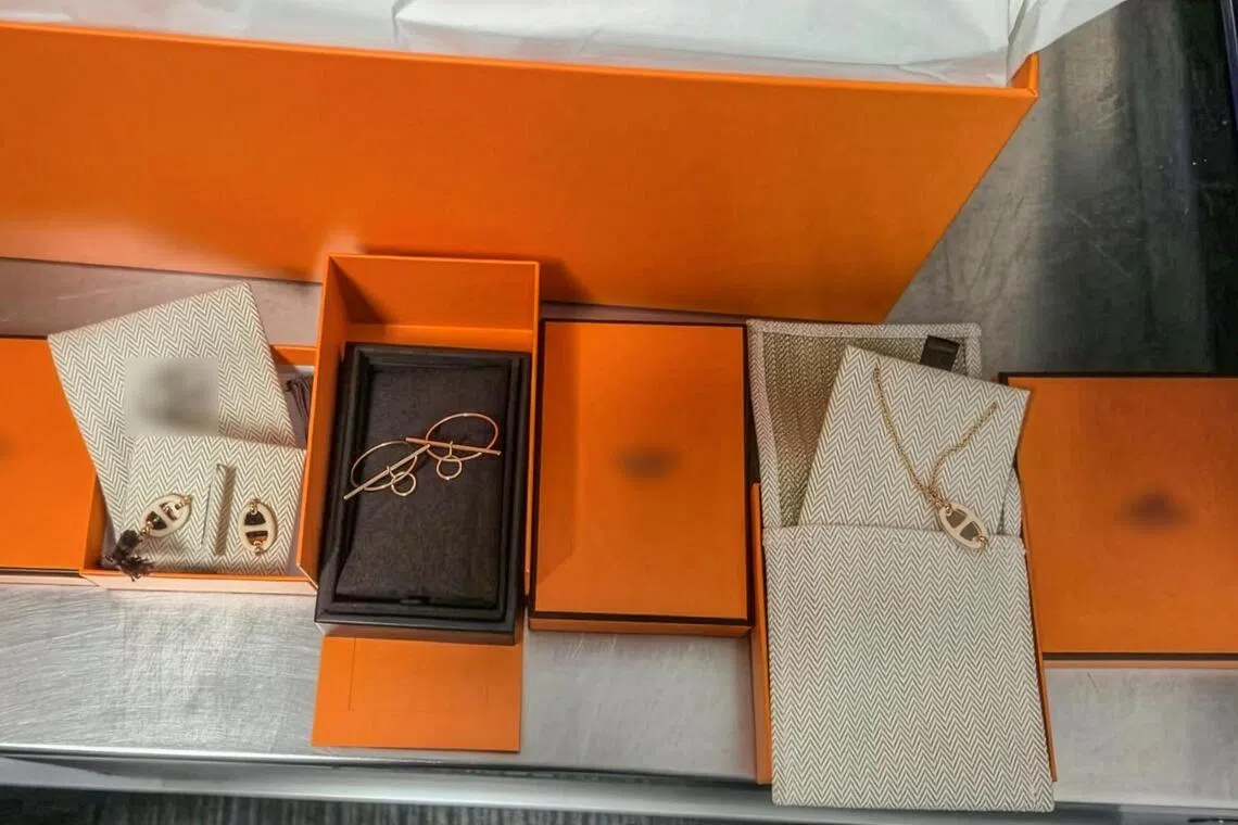 一女子从新樟宜机场入境时，未申报多件奢侈品，被关税局截查并罚款。 （新加坡关税局提供）