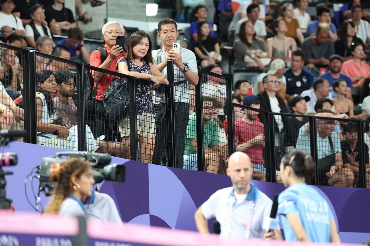 杨佳敏（右下）的父母（上中）也远赴巴黎支持女儿征战奥运。（谢智扬摄）