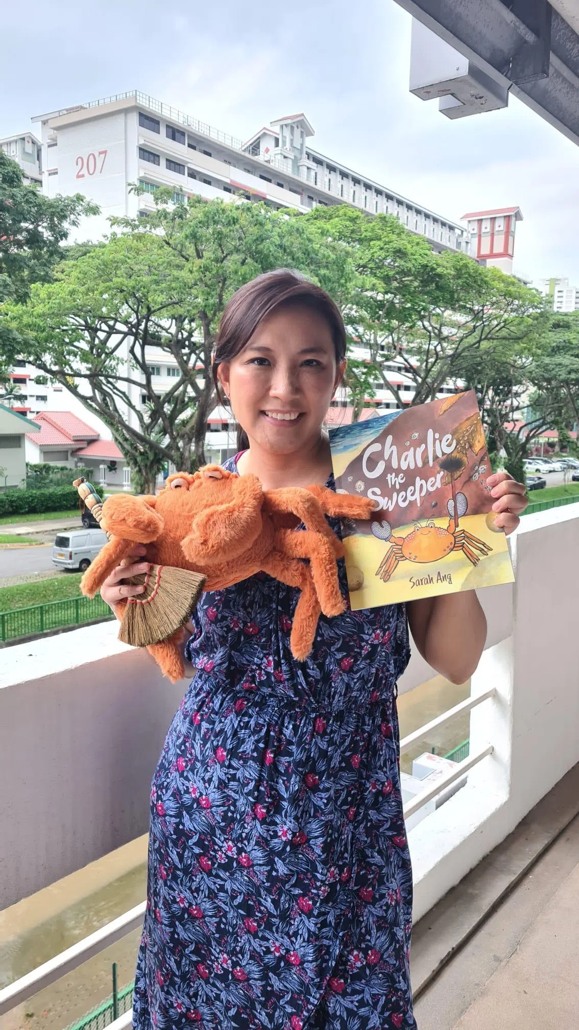 Sarah Ang新书“Charlie the Sweeper”通过一只自卑的小沙蟹鼓励小朋友建立自信。（Sarah Ang提供）