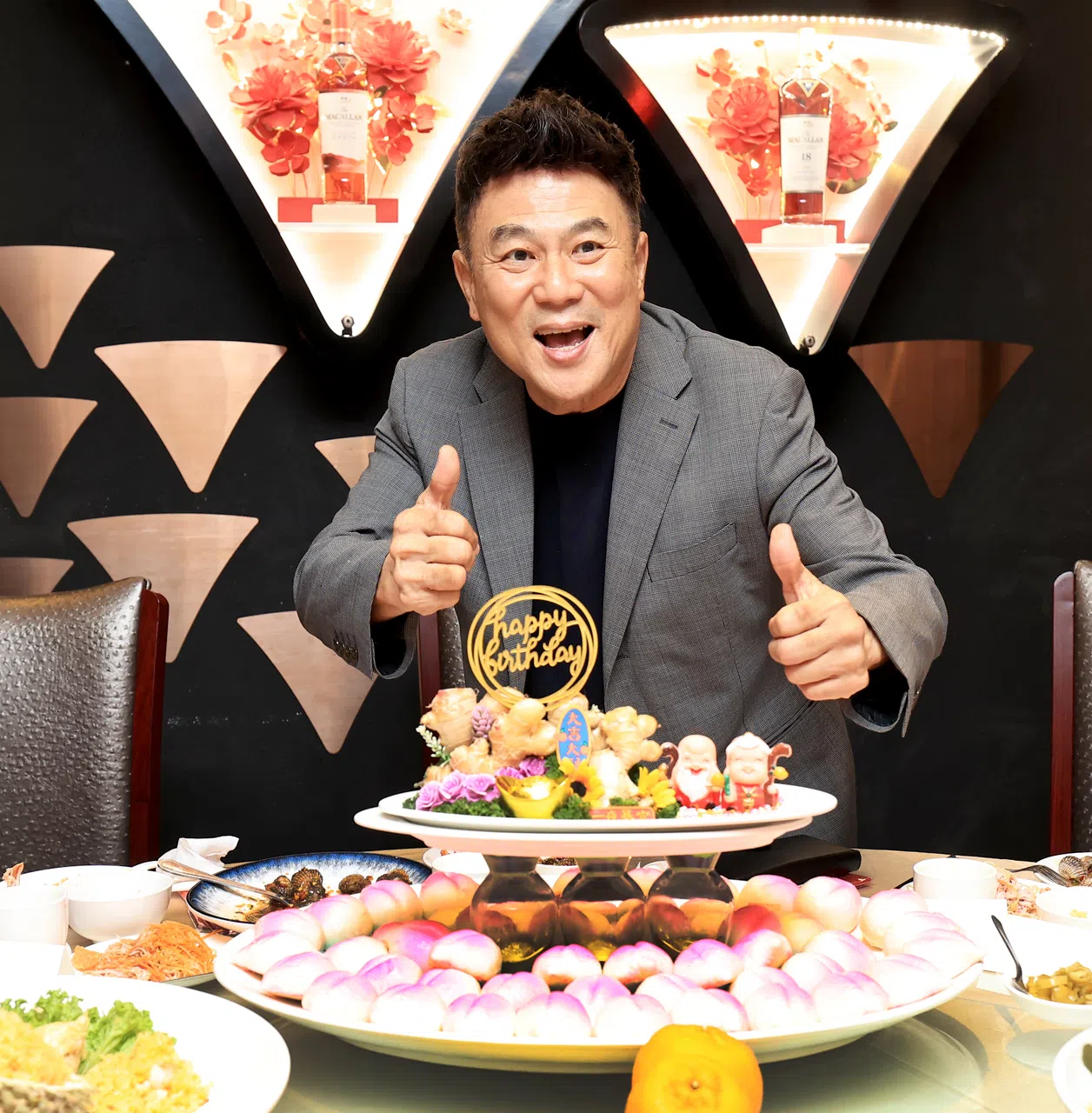 剧组在记者会上为梁志强送上生日蛋糕。（周国威摄）