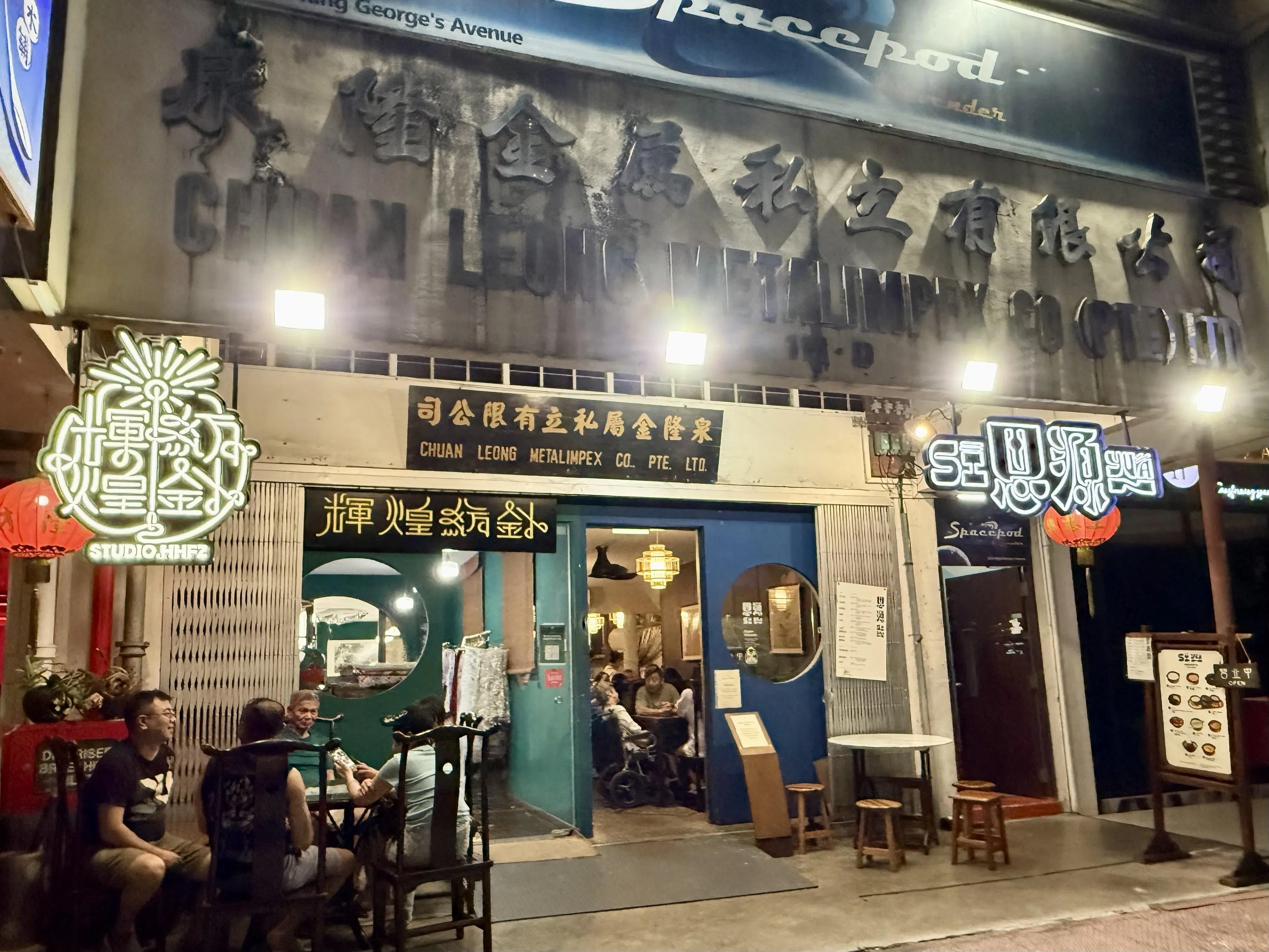 一个店面分割成两个空间，思源糖水铺就开在旗袍工作室旁，餐馆内的木质摆设与东方元素营造怀旧气息。（叶晓虹摄）