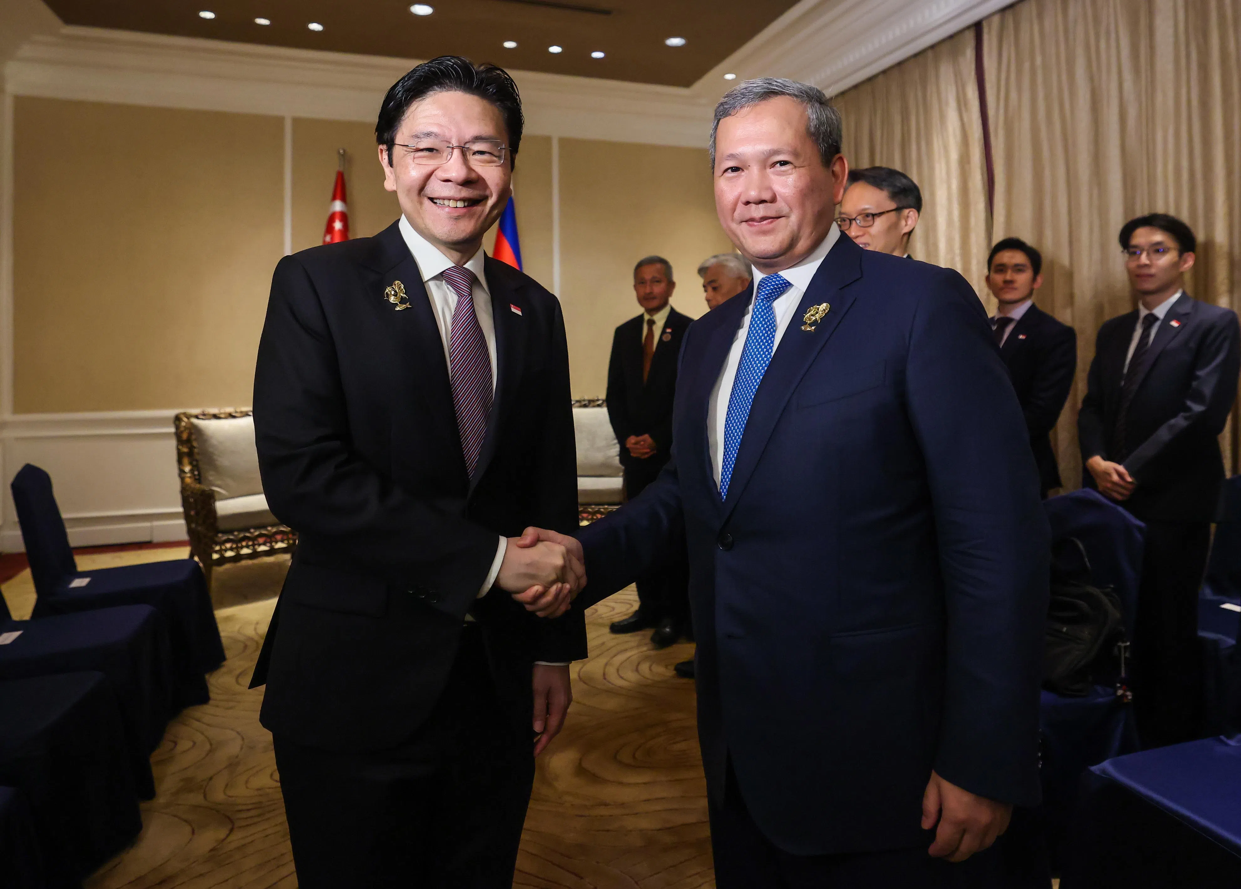 黄循财总理（左）星期四（5月7日）在菲律宾宿务出席第48届亚细安峰会期间，与柬埔寨首相洪玛奈举行双边会谈。（白艳琳摄）