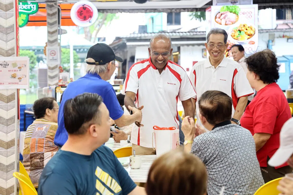 内政部长兼律政部长尚穆根星期五（4月18日）接受《联合早报》专访，之后到负责的忠邦分区与居民交流。（陈渊庄摄）