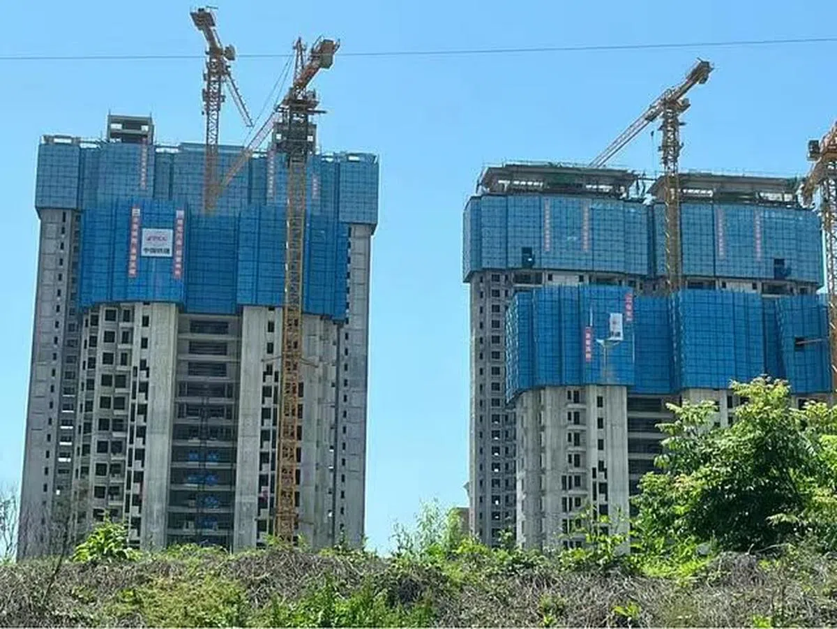 业主反映，武汉时代新城项目长时间没有施工，工地很多地方已经杂草丛生。（微博）