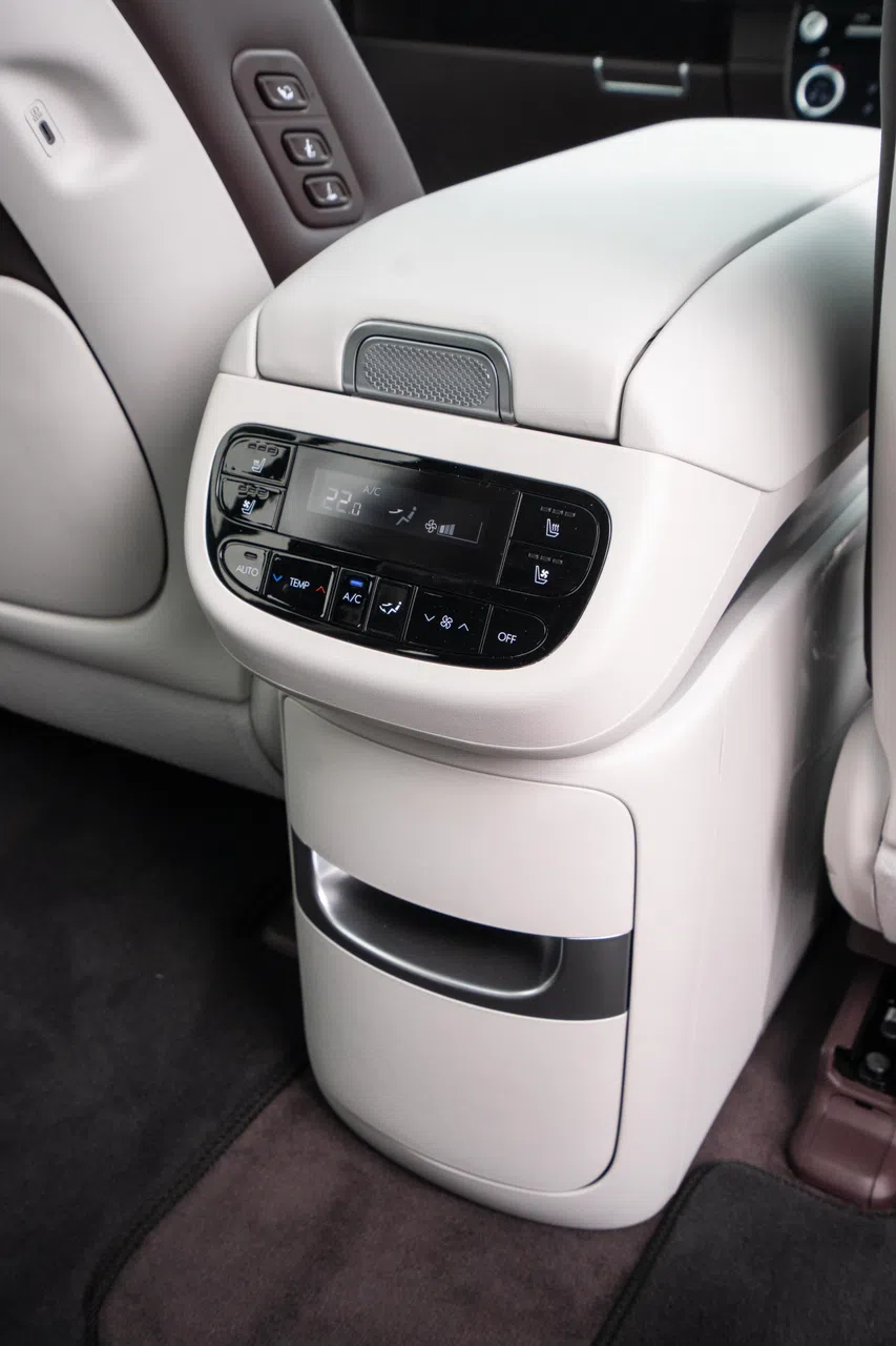 中央扶手箱可前后滑动190毫米，支持前后双向开启。（车商提供）