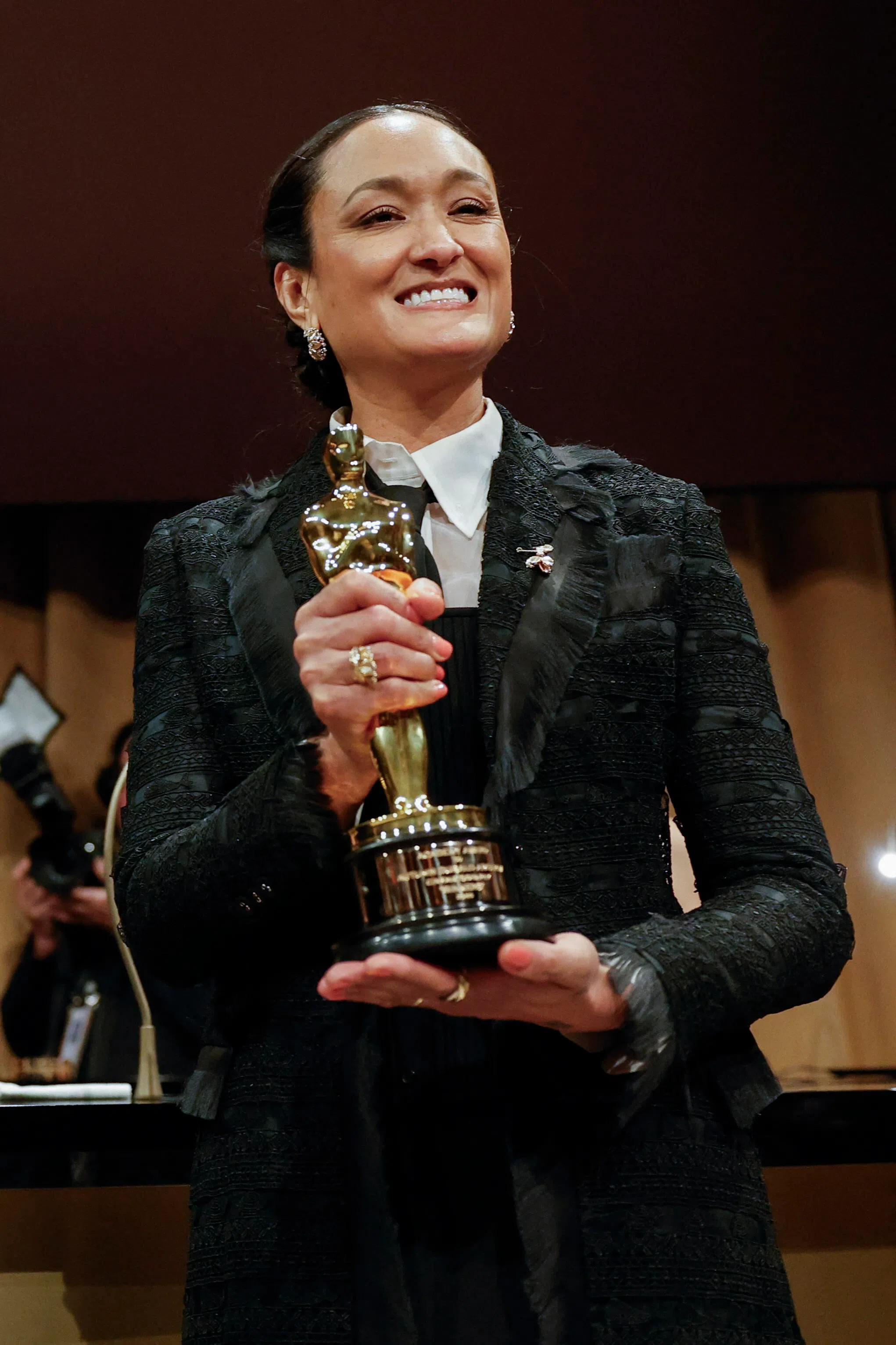 Autumn Durald Arkapaw邀请在场所有女性起立，与她共享殊荣。（路透社）