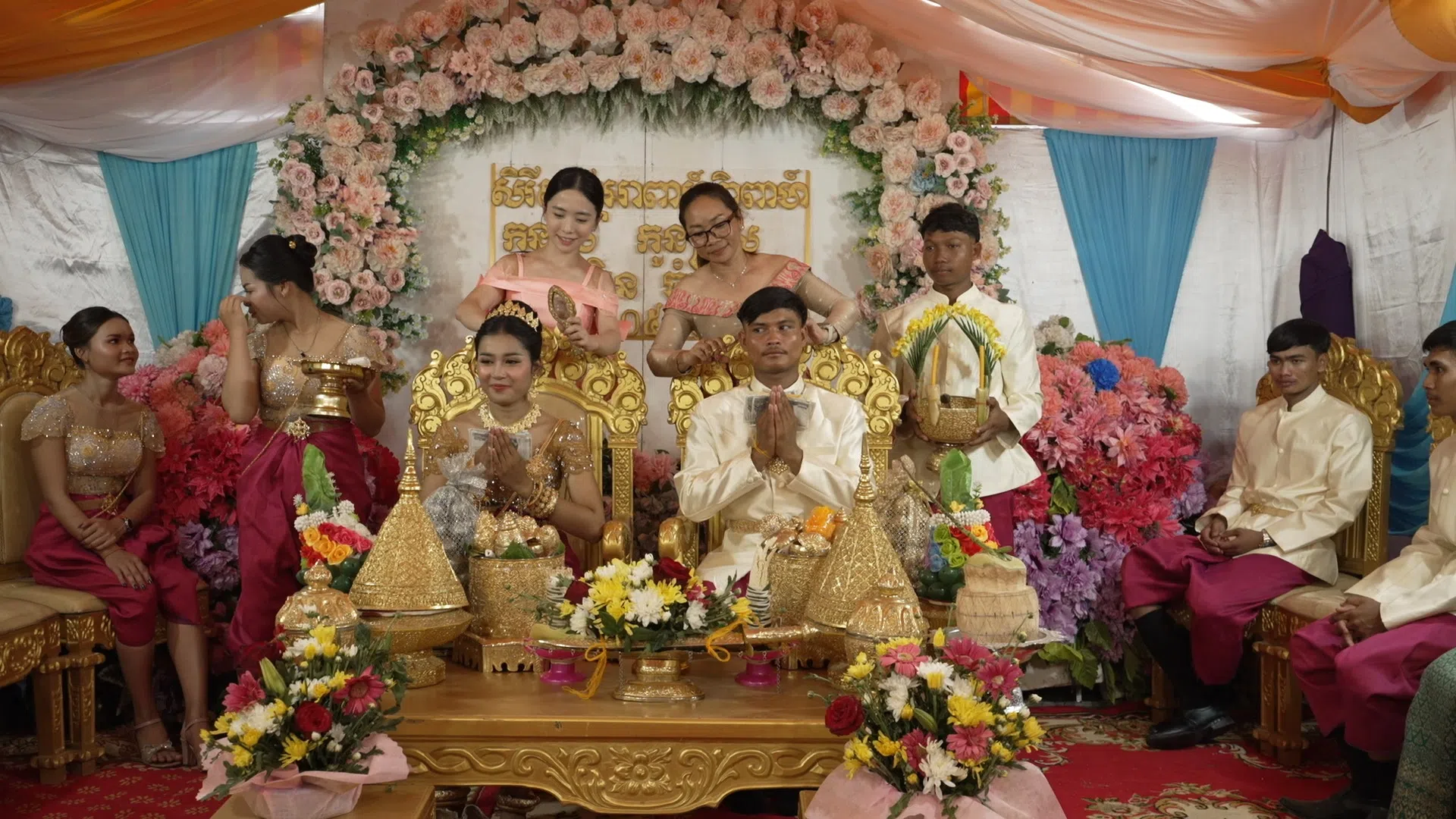 柬埔寨婚礼有为一对新人理发的习俗。（堂堂映画提供）