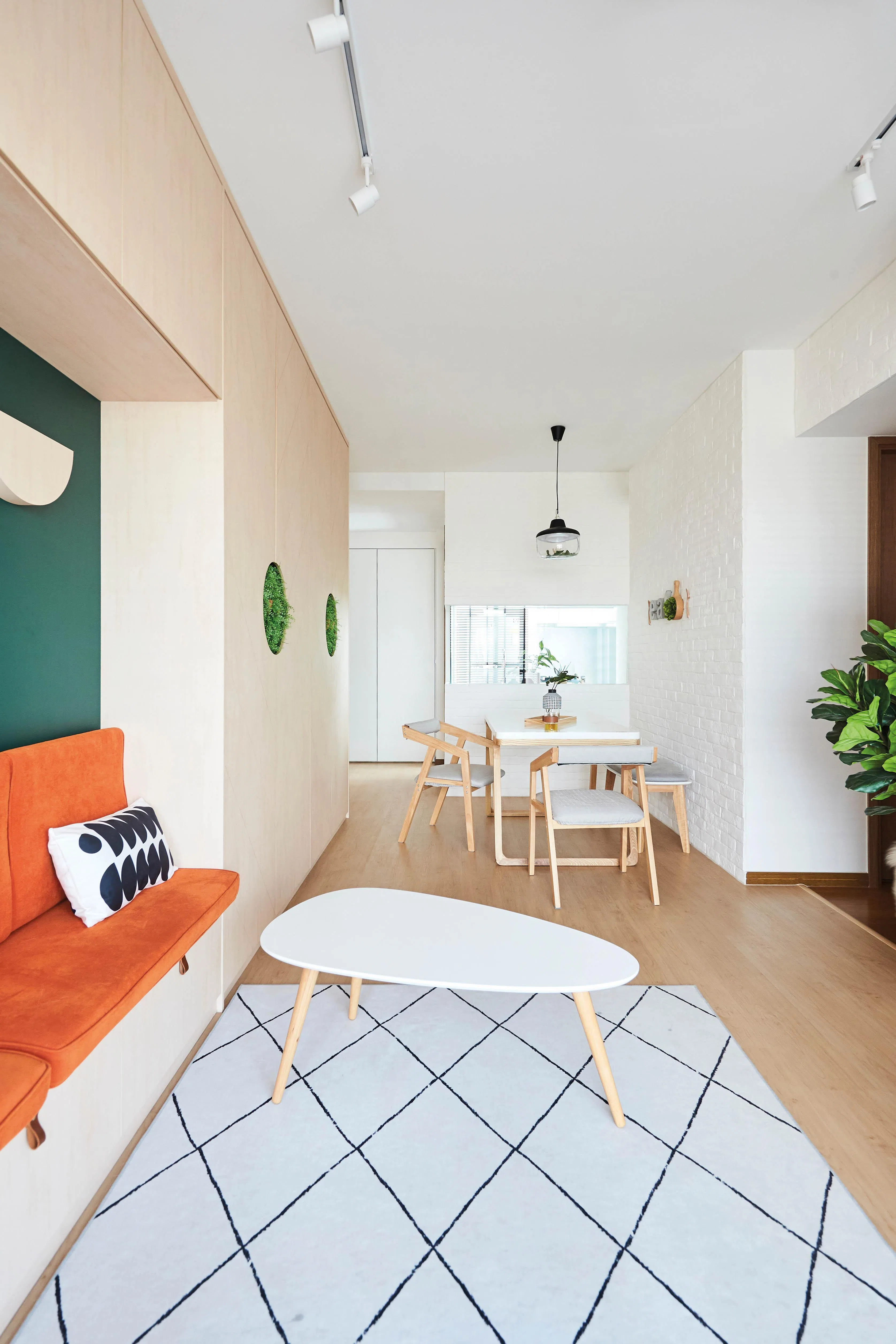 细腿桌椅延续地面线条，视觉轻盈，便于清扫。（档案照）