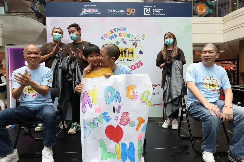 侄儿画海报声援姑姑勇敢剃光头散发希望