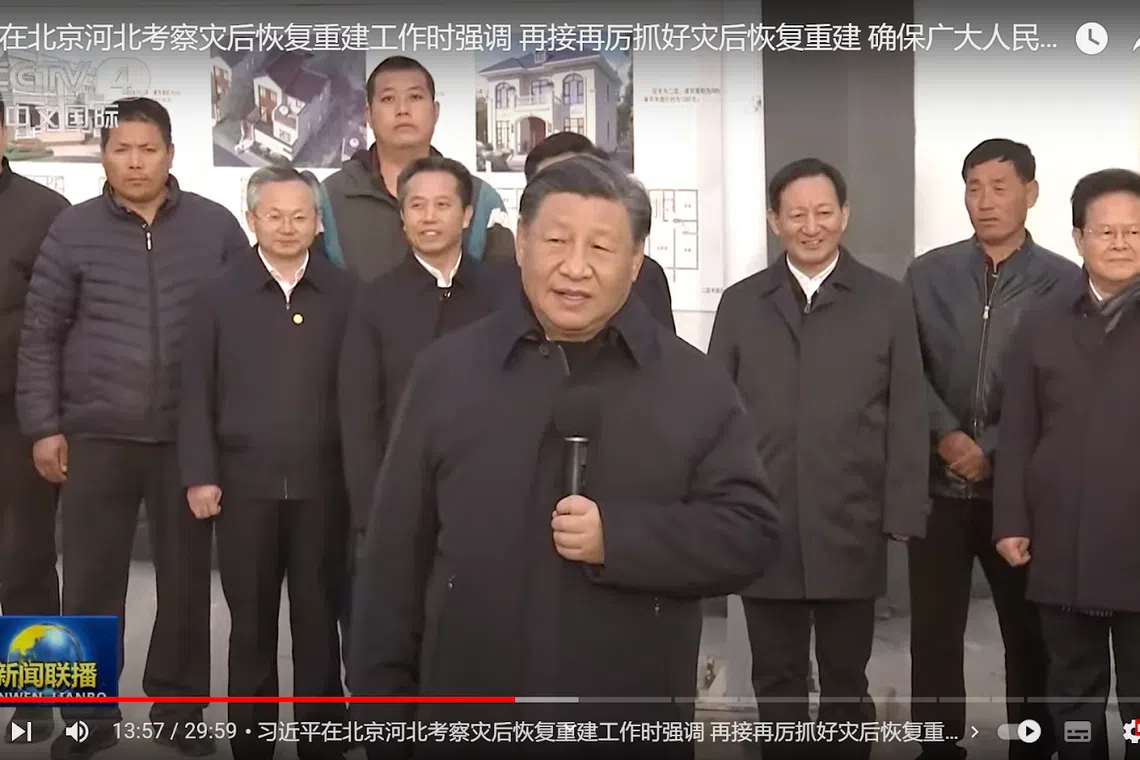 中国央视新闻联播的片段显示，重庆市政协主席唐方裕（后排左三）和中央政策研究室主任江金权（后排右三）站在中国国家主席习近平（中）的后方。（中国央视截图）