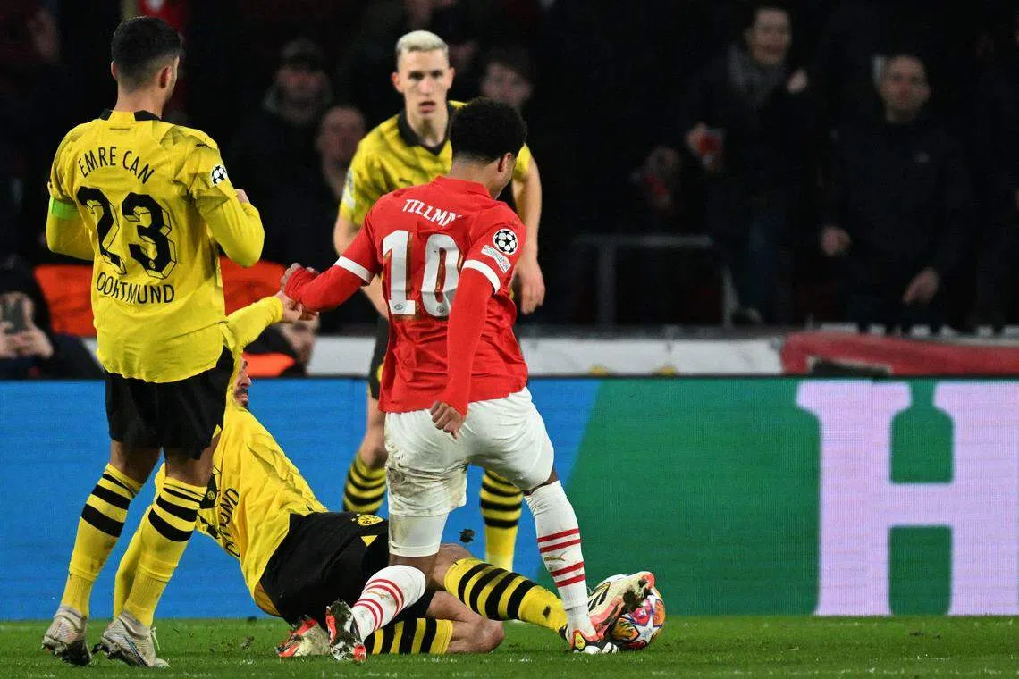 艾恩德霍芬中场蒂尔曼（10号）带球进攻，多特后卫胡梅尔斯送出飞身铲抢。（法新社）