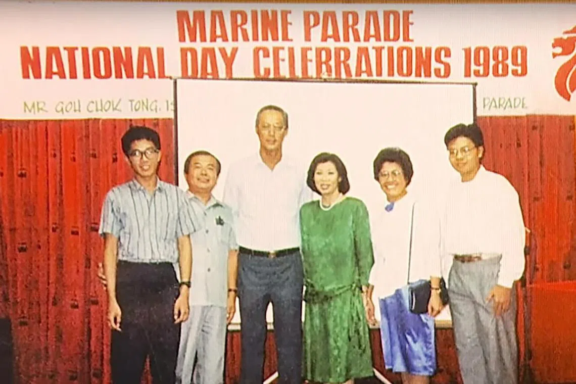 这是总理兼财政部长黄循财（右一）和家人与荣誉国务资政吴作栋（左三）在1989年的合照。时任总理的吴作栋颁发教育奖给16岁的黄循财。（总理公署YouTube视频截图）